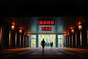 《凌晨两点的便利店》封面，便利店玻璃门上的反光