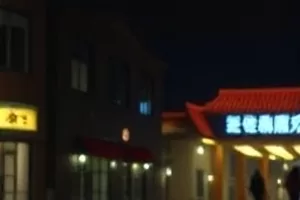 《午夜场不许哭》封面，影院座椅与银幕投来的光